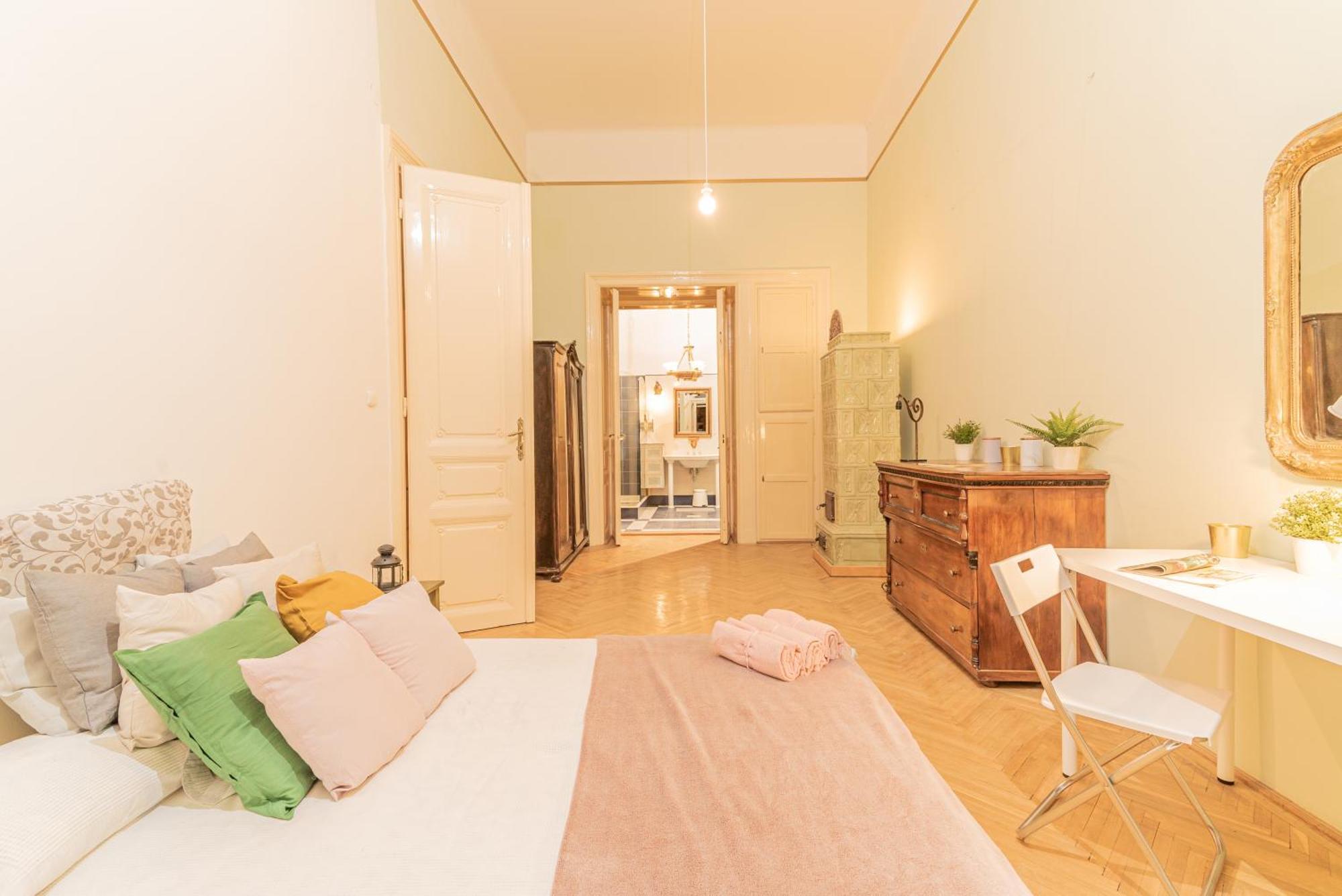 Cozy In The Heart Of Budapest, 5 Bedrooms Apartment